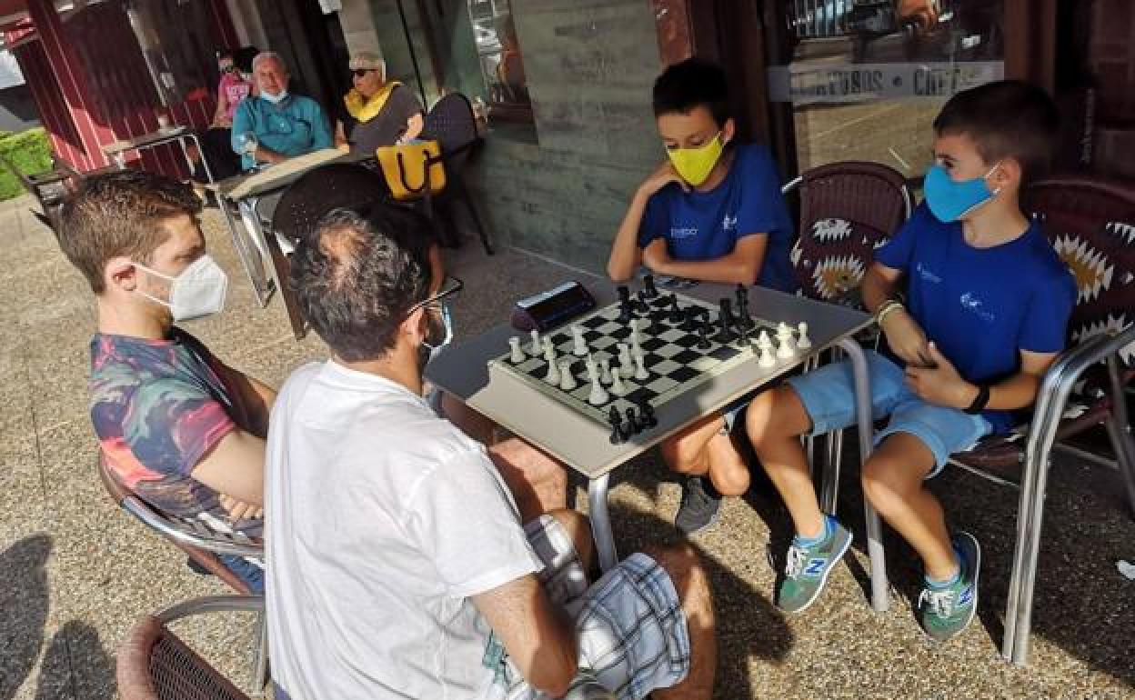Nicolás Martín y Javier González, de azul, durante una de sus partidas.