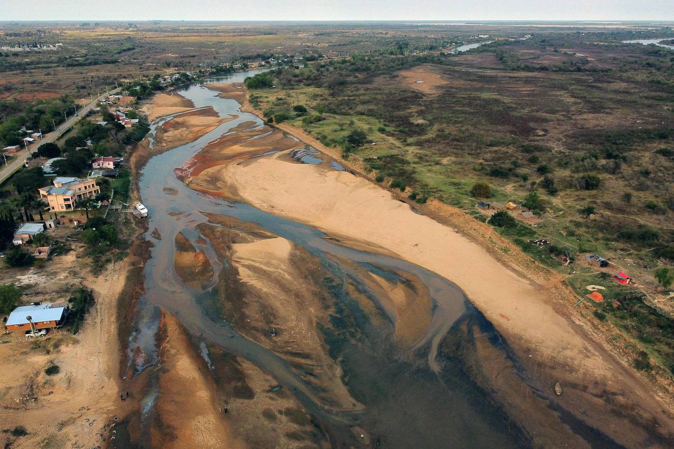 El río Paraná, que atraviesa Brasil, Paraguay y Argentina, está sufriendo este 2021 su peor bajada en más de medio siglo.