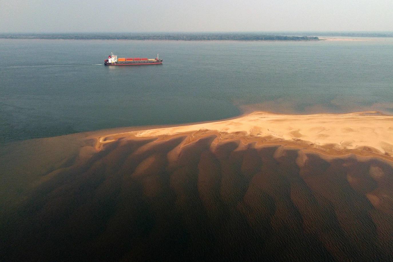 El río Paraná, que atraviesa Brasil, Paraguay y Argentina, está sufriendo este 2021 su peor bajada en más de medio siglo.