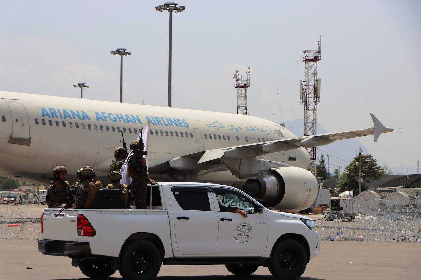 El último avión de EE UU en Kabul ya ha abandonado el aeropuerto poniendo fin así a veinte años de las tropas estadounidenses en Afganistán. Ahora, los talibanes campan a sus anchas por el aeropuerto 