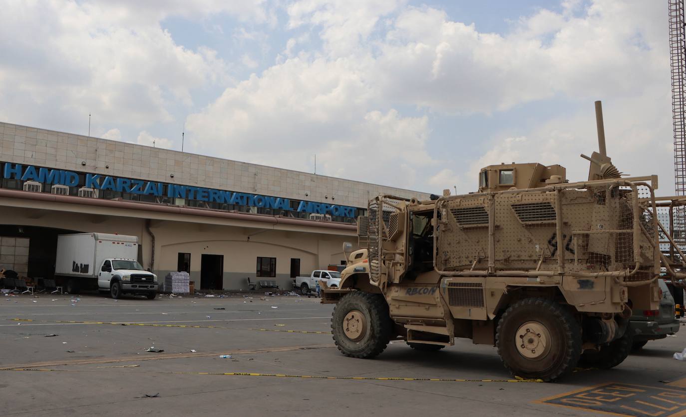 El último avión de EE UU en Kabul ya ha abandonado el aeropuerto poniendo fin así a veinte años de las tropas estadounidenses en Afganistán. Ahora, los talibanes campan a sus anchas por el aeropuerto 