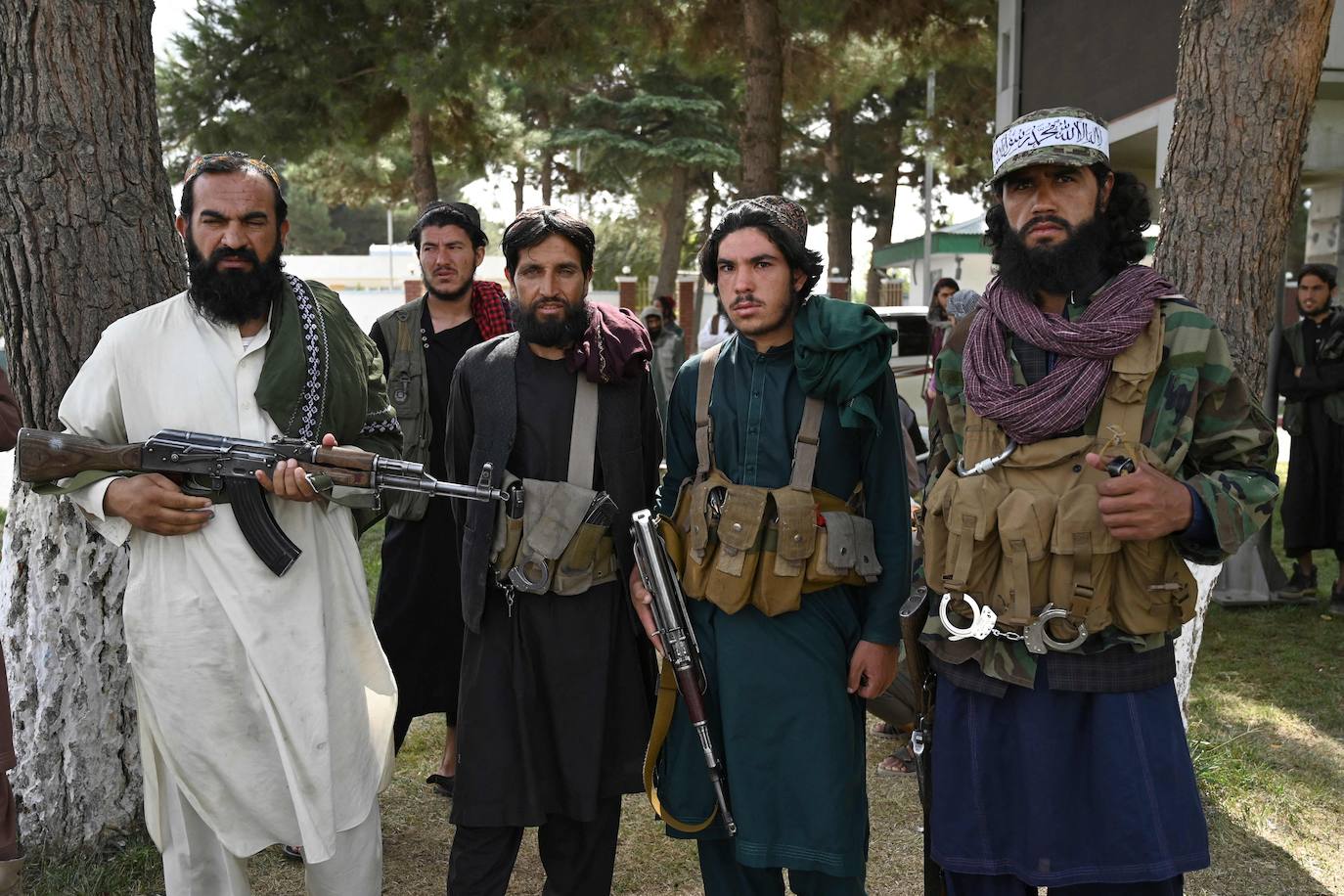 El último avión de EE UU en Kabul ya ha abandonado el aeropuerto poniendo fin así a veinte años de las tropas estadounidenses en Afganistán. Ahora, los talibanes campan a sus anchas por el aeropuerto 