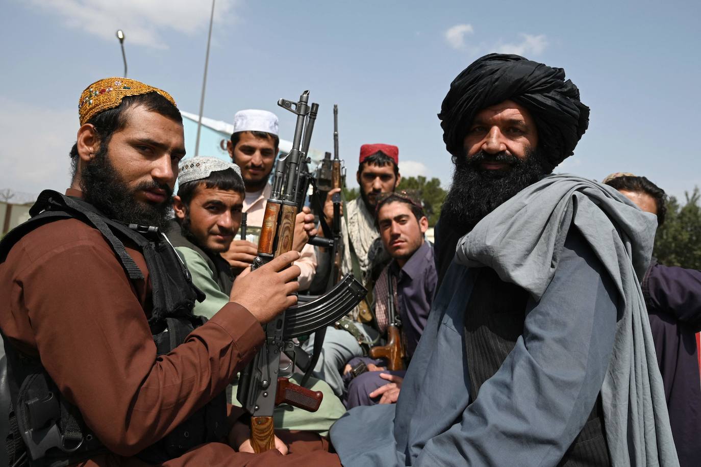 El último avión de EE UU en Kabul ya ha abandonado el aeropuerto poniendo fin así a veinte años de las tropas estadounidenses en Afganistán. Ahora, los talibanes campan a sus anchas por el aeropuerto 