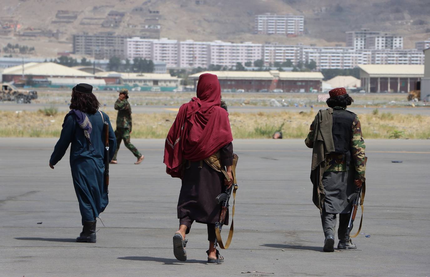 El último avión de EE UU en Kabul ya ha abandonado el aeropuerto poniendo fin así a veinte años de las tropas estadounidenses en Afganistán. Ahora, los talibanes campan a sus anchas por el aeropuerto 