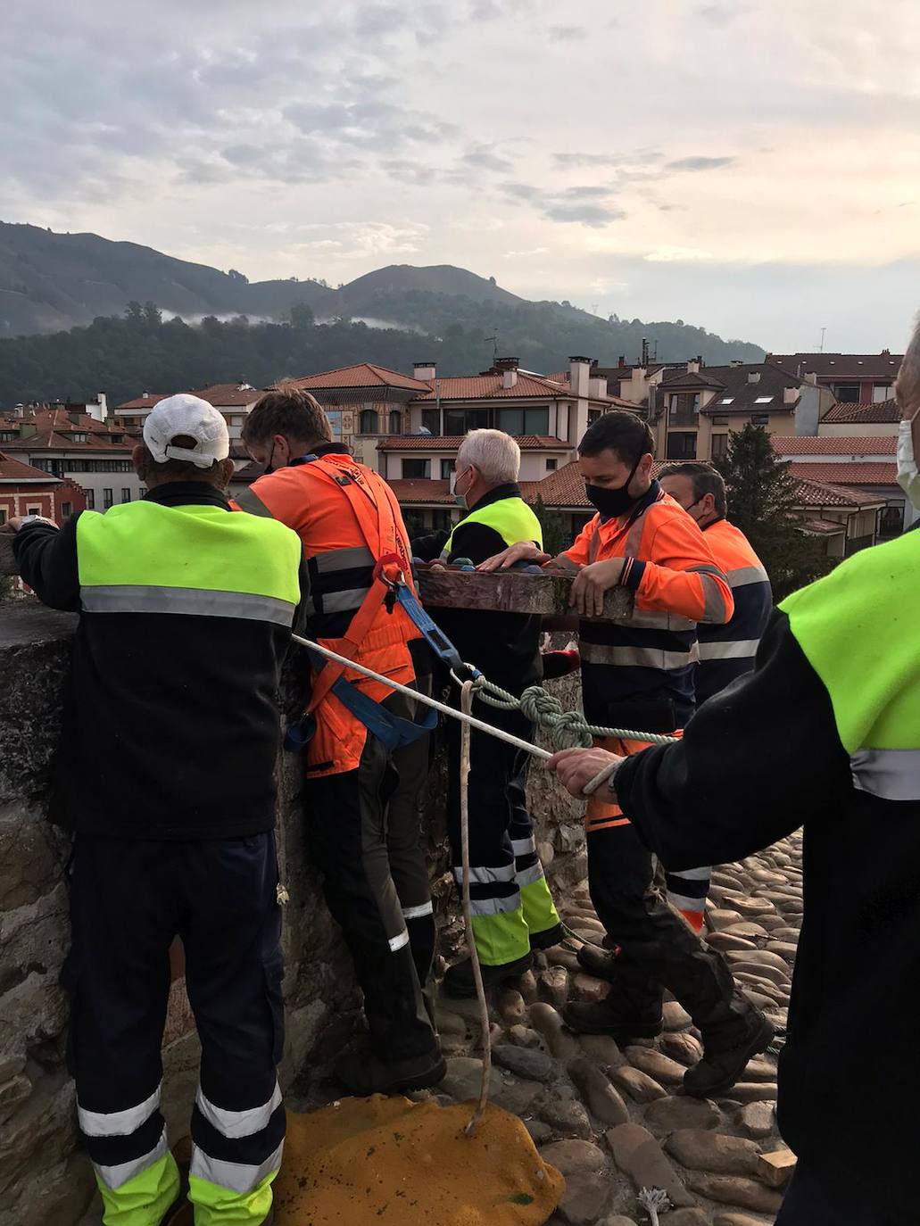 A primera hora de la mañana, operarios del Ayuntamiento procedieron a colocar y asegurar la Cruz de la Victoria del Puente Romano de Cangas de Onís