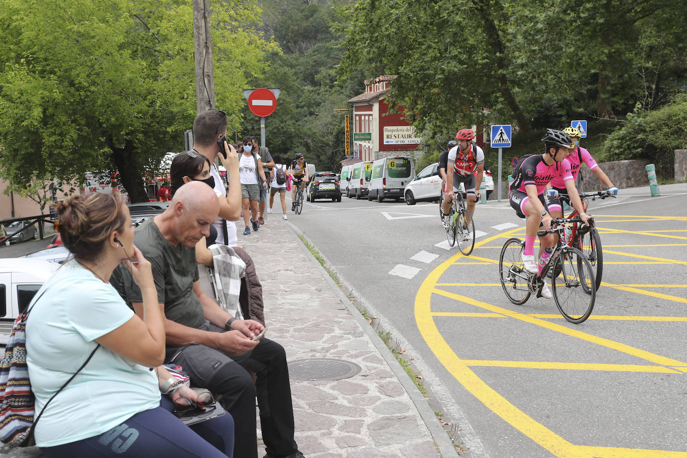 Miles de aficionados, asturianos y turistas, animan el recorrido Unquera-Lagos