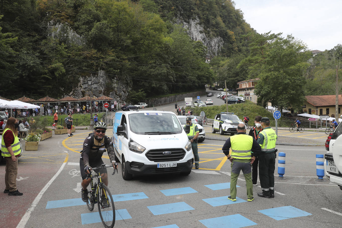 Miles de aficionados, asturianos y turistas, animan el recorrido Unquera-Lagos