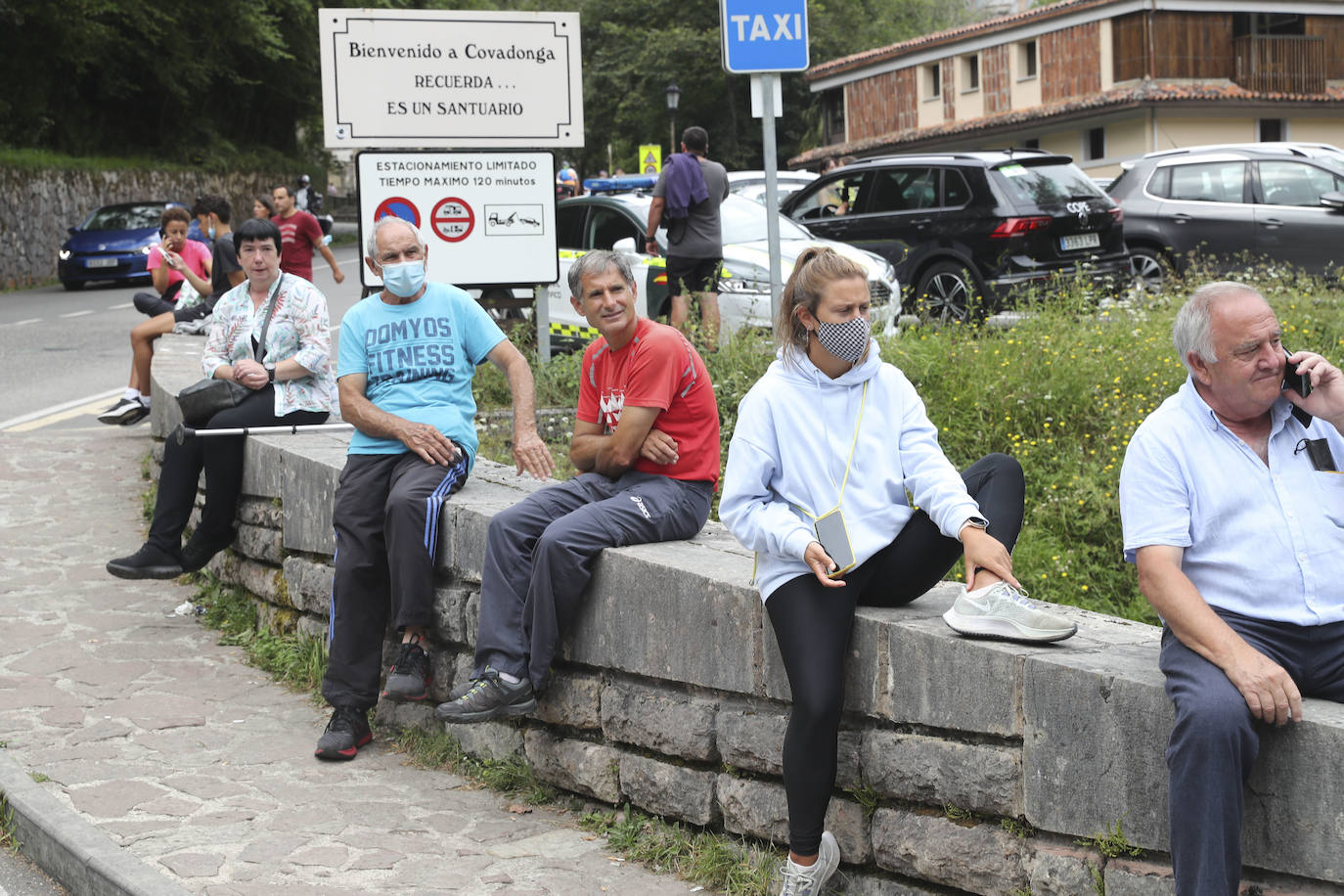 Miles de aficionados, asturianos y turistas, animan el recorrido Unquera-Lagos