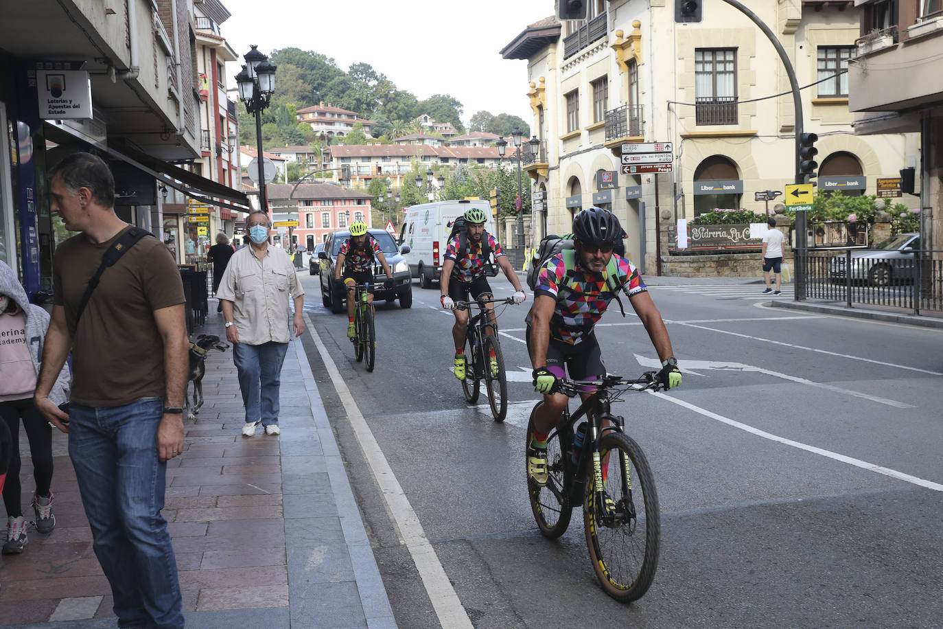 Miles de aficionados, asturianos y turistas, animan el recorrido Unquera-Lagos