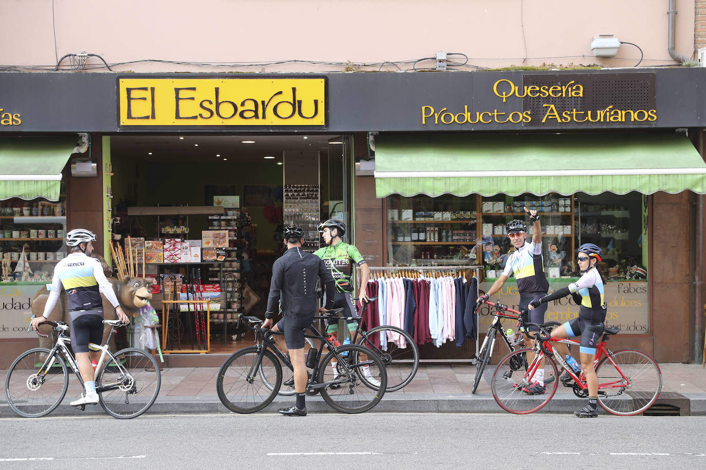 Miles de aficionados, asturianos y turistas, animan el recorrido Unquera-Lagos