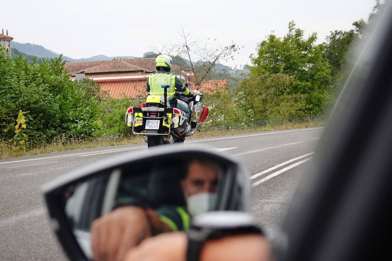 Miles de aficionados, asturianos y turistas, animan el recorrido Unquera-Lagos