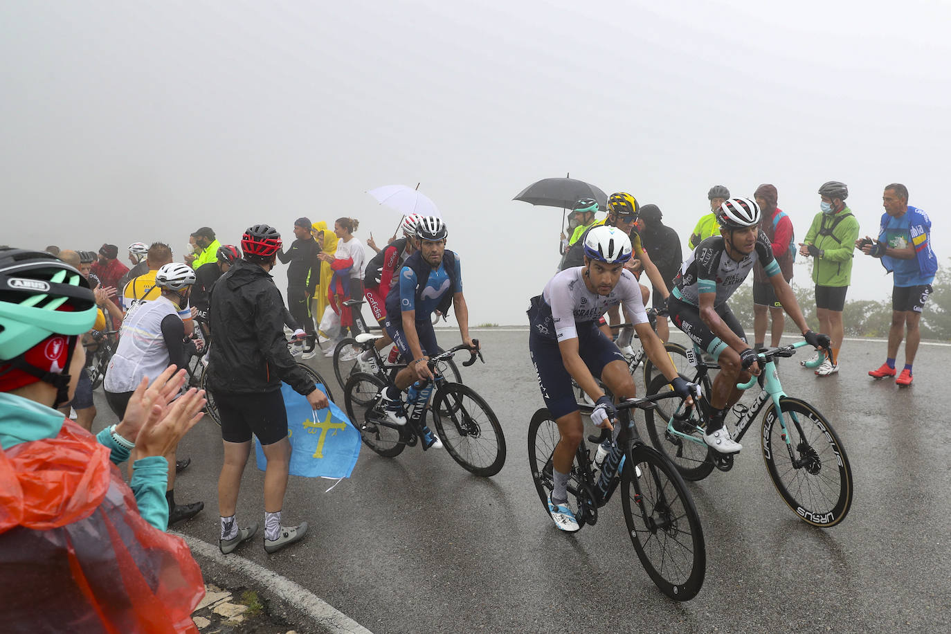  El ciclista esloveno Primoz Roglic (Jumbo Visma) ha sentenciado la Vuelta en la 17ª etapa, con final de montaña en los Lagos de Covadonga. El ganador de las dos últimas ediciones de la Vuelta recuperó el liderato en la clasificación general de la ronda española tras su victoria en solitario y bajo la lluvia este miércoles. 