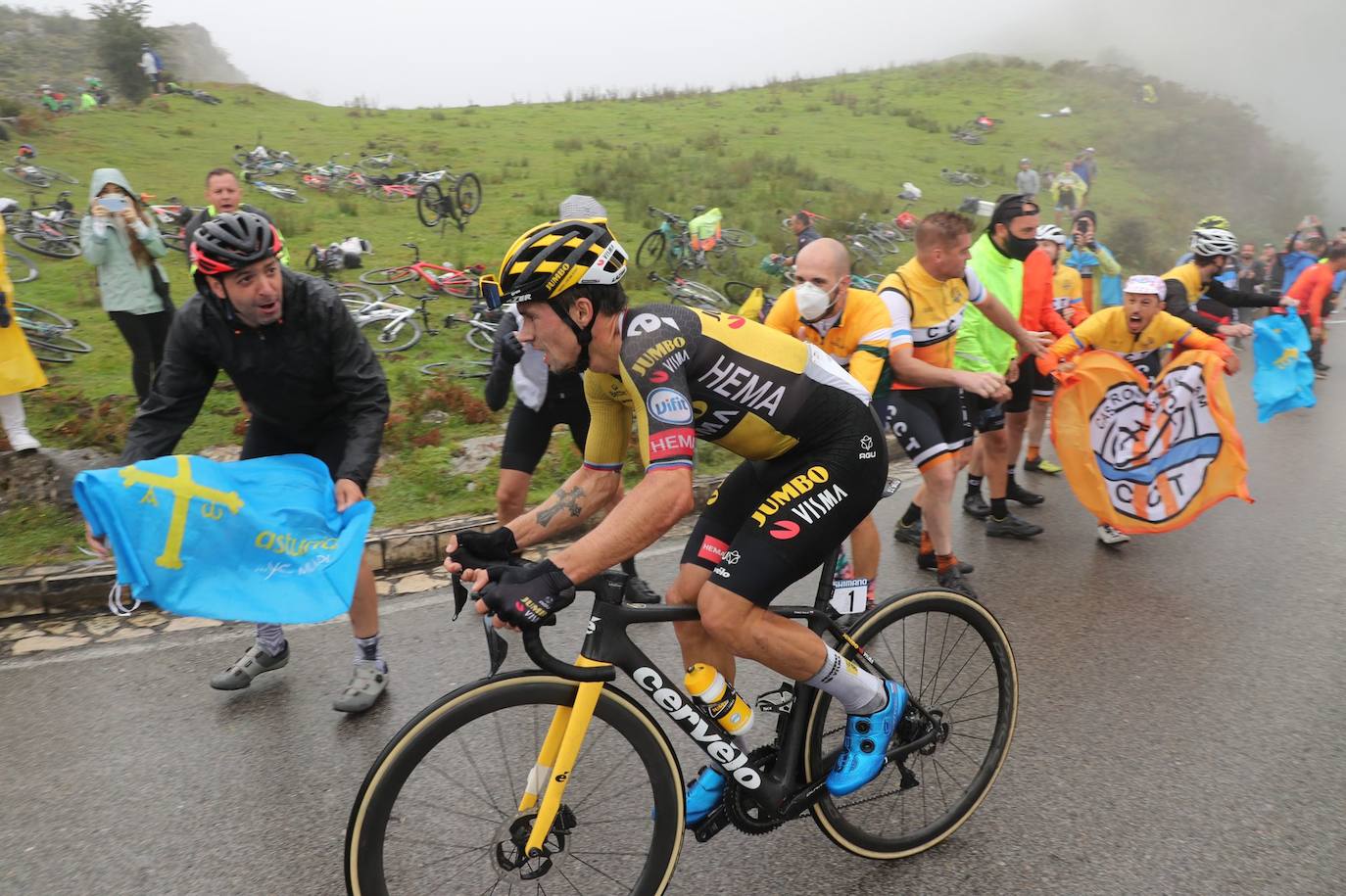 Fotos: Lección de Roglic en los Lagos, que recupera la camiseta roja