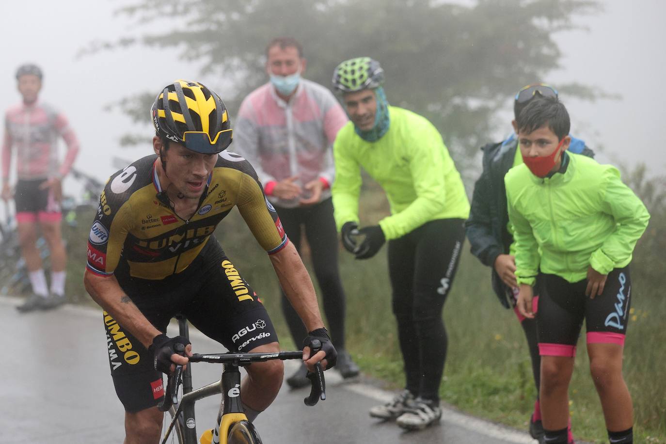Fotos: Lección de Roglic en los Lagos, que recupera la camiseta roja
