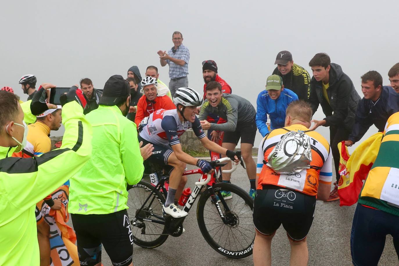 Fotos: Lección de Roglic en los Lagos, que recupera la camiseta roja