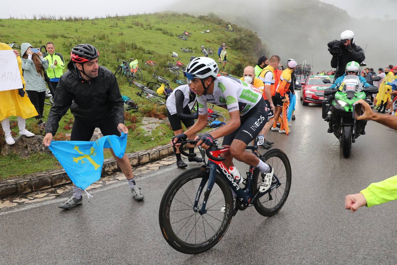 Fotos: Lección de Roglic en los Lagos, que recupera la camiseta roja