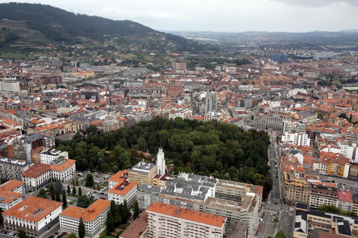 Vista aérea de Oviedo, donde se rebajará el IBI diferenciado para los grandes valores catastrales. 