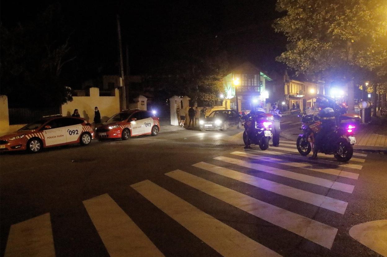 Control policial de anoche en uno de los accesos a la avenida de Dionisio Cifuentes, que evitó cualquier atisbo de aglomeración en Somió. 