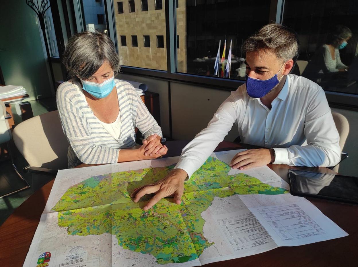 La directora general de Urbanismo, Sonia Puente Landázuri, y el alcalde de Cabranes, Gerardo Fabián. 