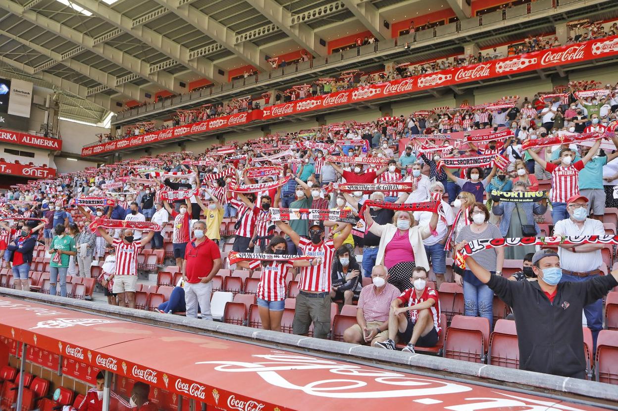 Los aficionados del Sporting en El Molinón, el pasado fin de semana. 