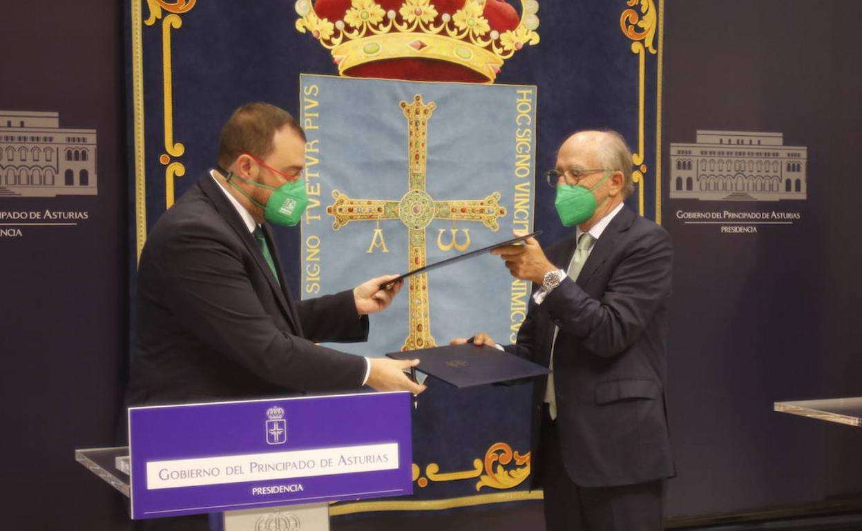 Adrián Barbón y Antonio Brufau durante la firma del acuerdo.