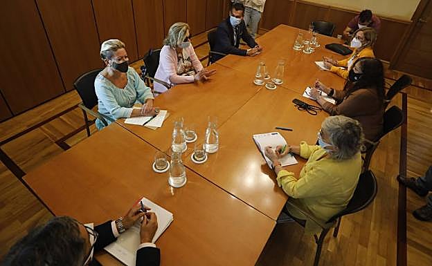 Representantes de las peñas taurinas y la alcaldesa, durante su reunión.