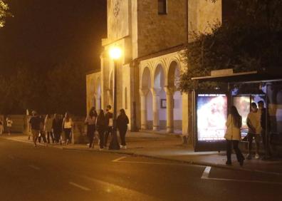 Imagen secundaria 1 - Control en la carretera de Somió a la altura de la zona de ocio. | Aspecto de Dionisio Cifuentes a las once y media de la noche. | Varios jóvenes se dispersan en sentido hacia La Guía. 