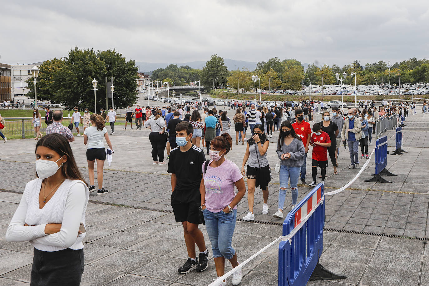 Miles de personas acudieron el jueves al llamamiento sin cita previa del Principado para recibir la dosis contra la covid en los distintos puntos habilitados en la región. En Gijón las colas en el Palacio de Deportes de Gijón dieron la vuelta al recinto. En los momentos de mayor afluencia, la espera para recibir la dosis se prolongó hasta las tres horas. 