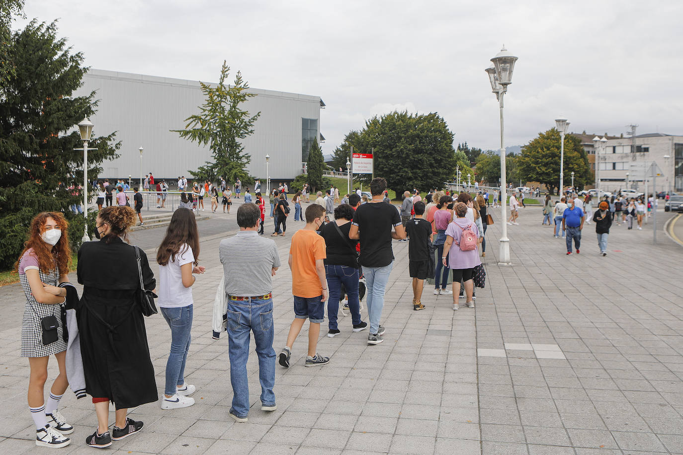 Miles de personas acudieron el jueves al llamamiento sin cita previa del Principado para recibir la dosis contra la covid en los distintos puntos habilitados en la región. En Gijón las colas en el Palacio de Deportes de Gijón dieron la vuelta al recinto. En los momentos de mayor afluencia, la espera para recibir la dosis se prolongó hasta las tres horas. 