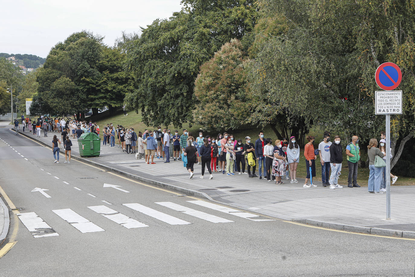 Miles de personas acudieron el jueves al llamamiento sin cita previa del Principado para recibir la dosis contra la covid en los distintos puntos habilitados en la región. En Gijón las colas en el Palacio de Deportes de Gijón dieron la vuelta al recinto. En los momentos de mayor afluencia, la espera para recibir la dosis se prolongó hasta las tres horas. 