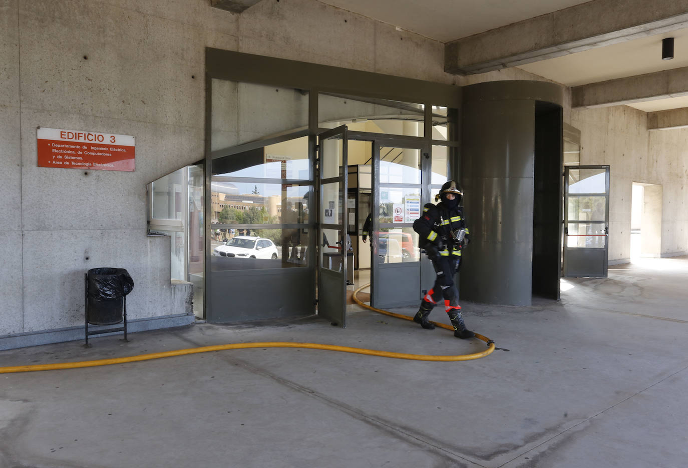 Fotos: El fuego devora el coche de la EPI y su garaje