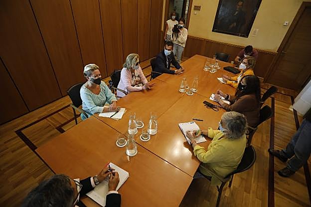 Ana Rodríguez, Maritina Medio y Gustavo Alonso, de la Federación Taurina del Principado de Asturias. Frente a ellos, la alcaldesa de Gijón, Ana González; la concejala de Hacienda, Marina Pineda, y la gerente de Divertia, Lara Martínez, al inicio de la reunión. 