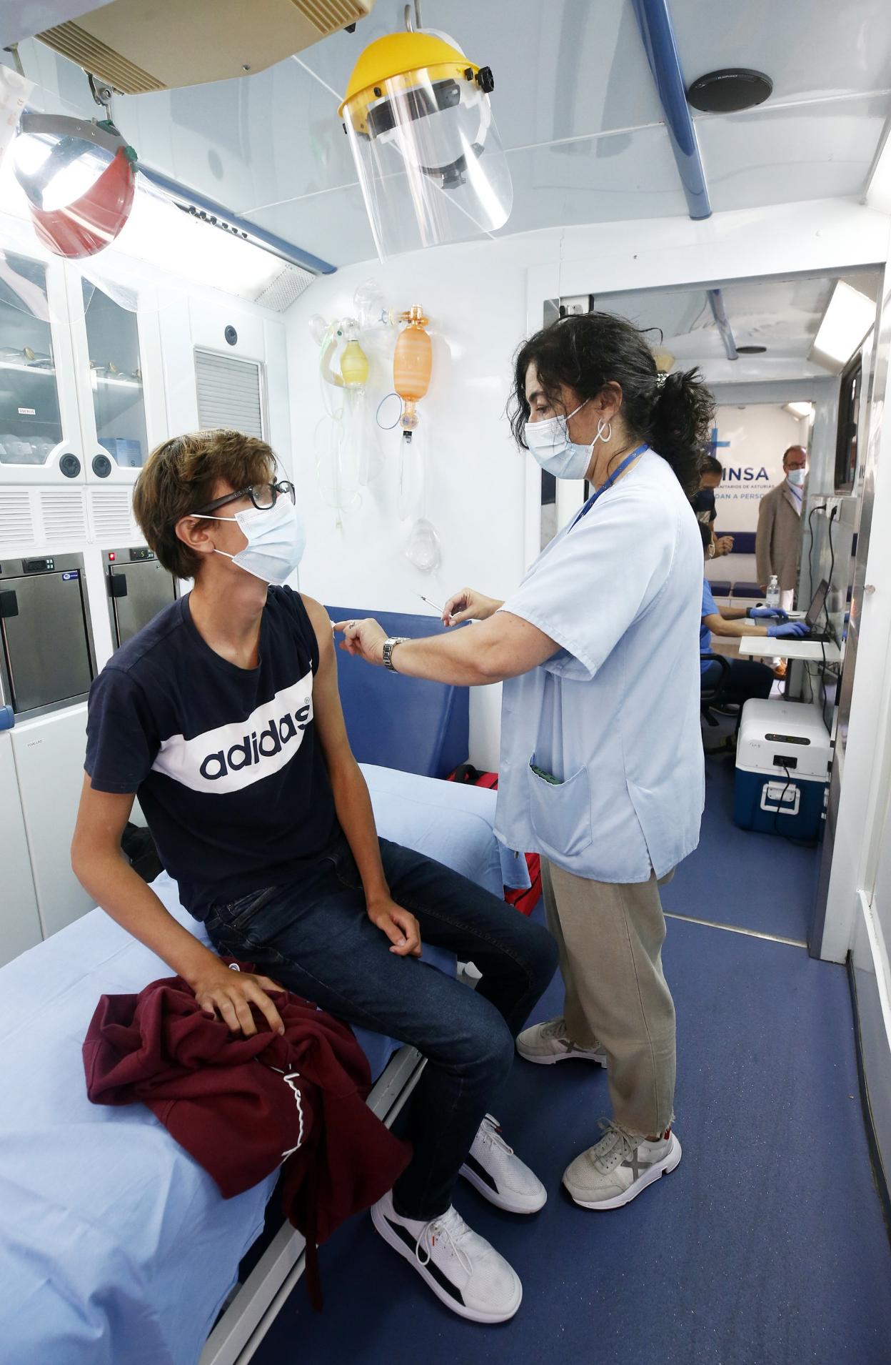 Roberto Paraja vacunándose ayer en Oviedo. 