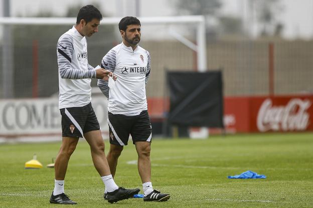 David Gallego, pensativo, camina, a la derecha, por el césped del campo número 2. 