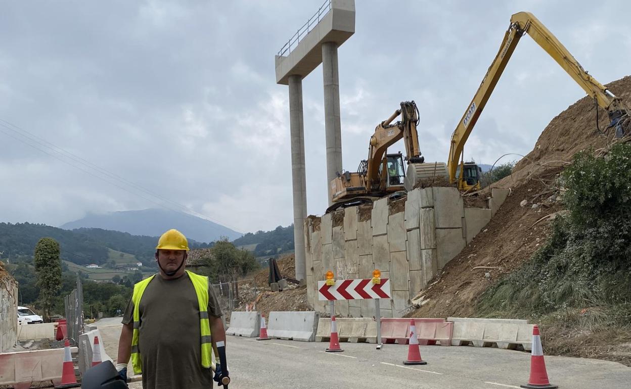 El vecino tinetense Fernando Álvarez realiza una protesta debajo del puente de la Barrosa, en la AS-370. 