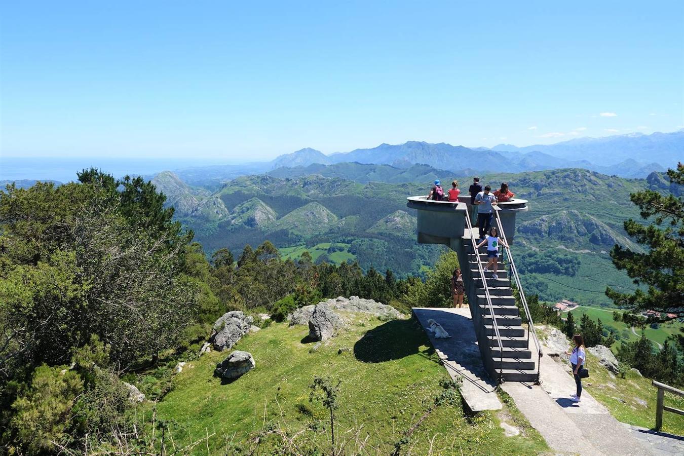 Vistas a la montaña y la costa asturiana desde el mirador del Fitu.