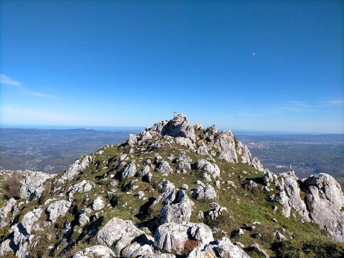 Vistas a la costa y la montaña desde el  Pico la Mostayal .