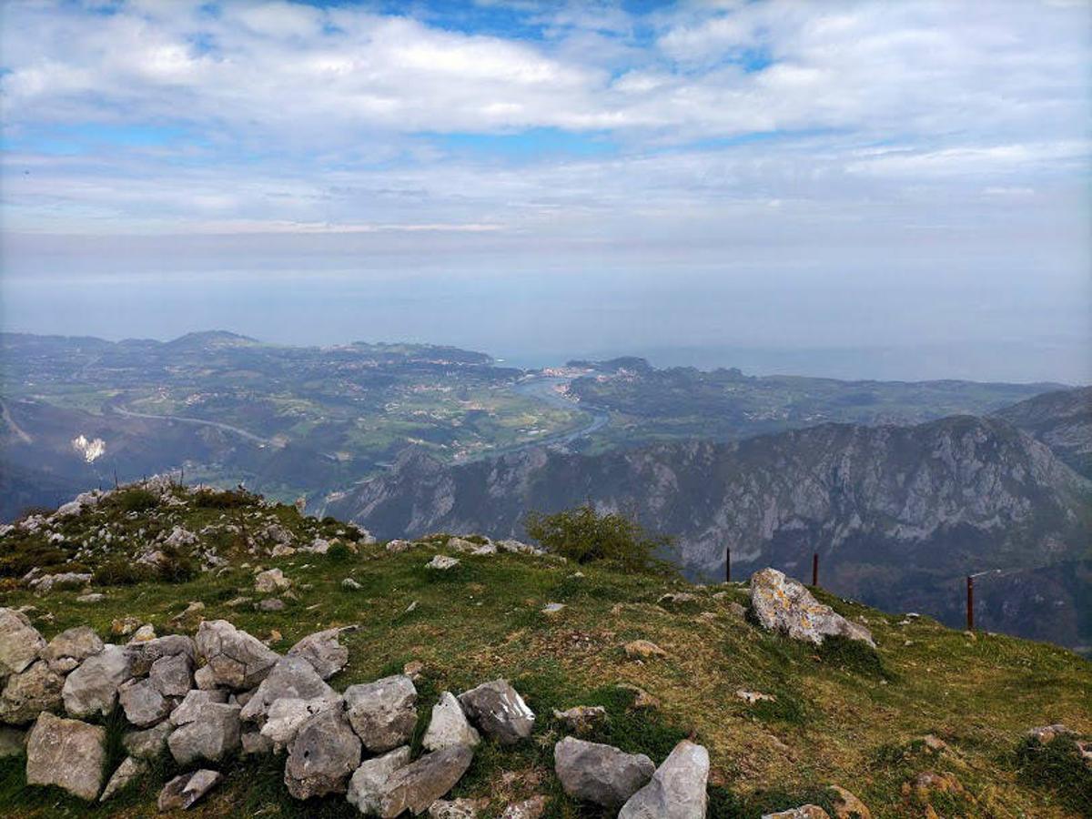 Vistas a la costa desde la cumbre del Pico Mofrechu.