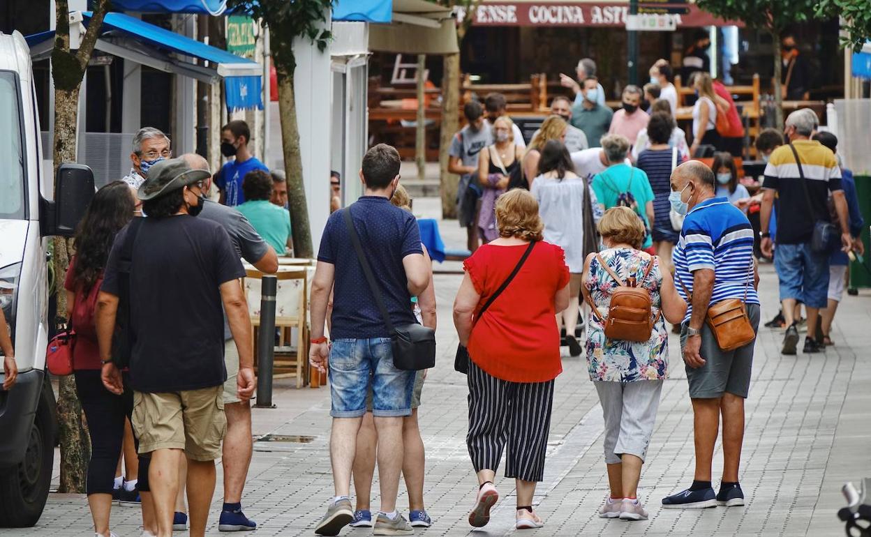 Turistas en Cnagas de Onís, este verano.