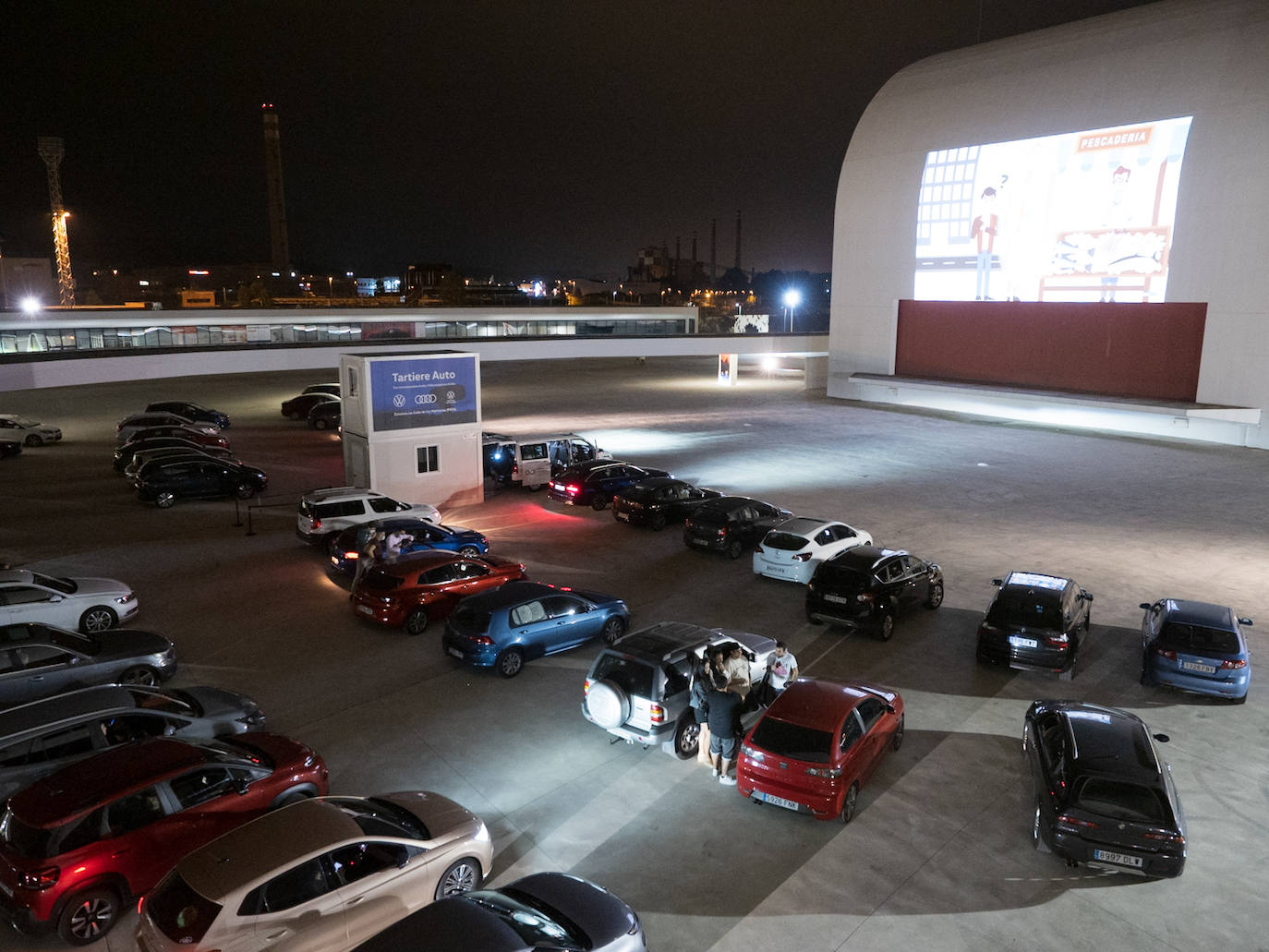 Ochenta vehículos llenaron el aforo de la plaza del centro cultural para ver 'Fast and Furious 9', la primera proyección de un ciclo de ocho películas
