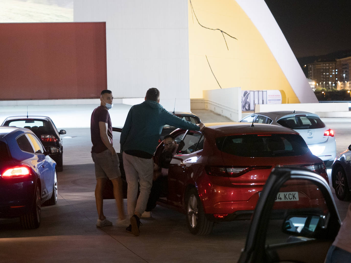 Ochenta vehículos llenaron el aforo de la plaza del centro cultural para ver 'Fast and Furious 9', la primera proyección de un ciclo de ocho películas