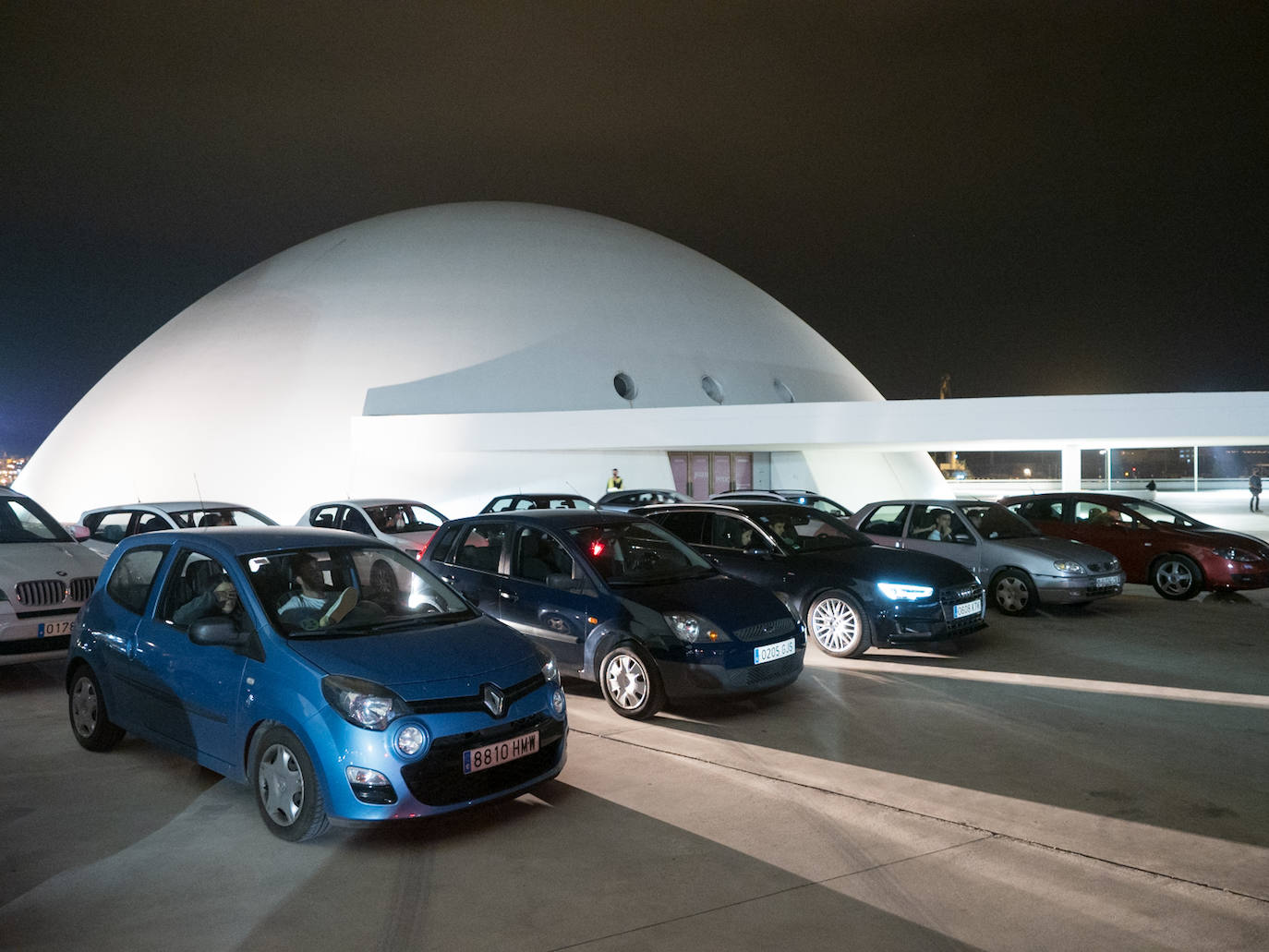 Ochenta vehículos llenaron el aforo de la plaza del centro cultural para ver 'Fast and Furious 9', la primera proyección de un ciclo de ocho películas
