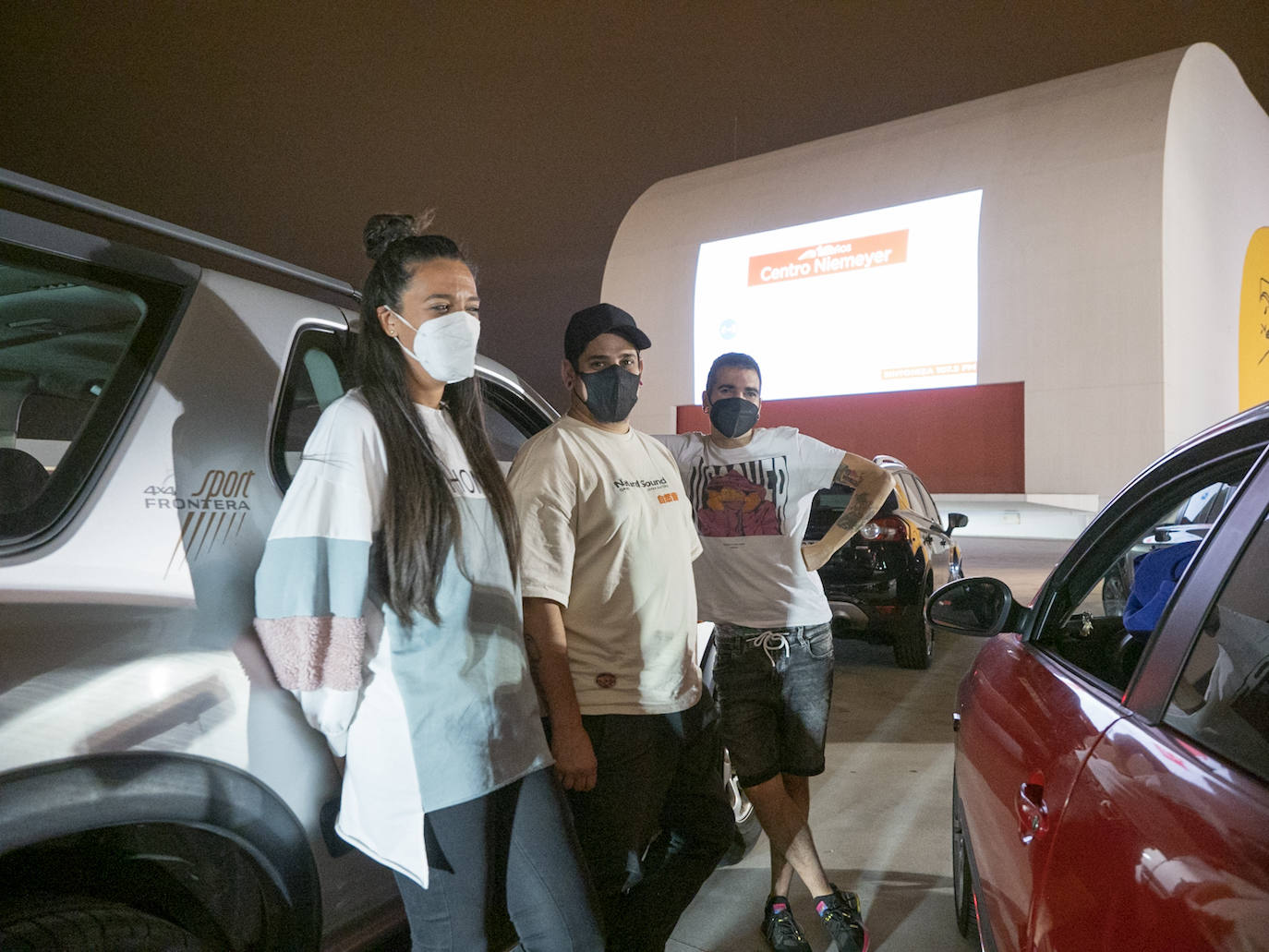 Ochenta vehículos llenaron el aforo de la plaza del centro cultural para ver 'Fast and Furious 9', la primera proyección de un ciclo de ocho películas