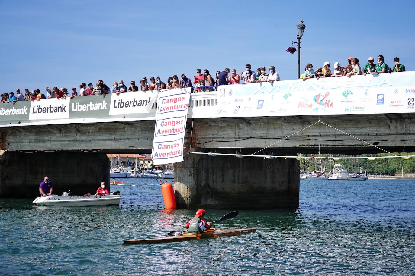 El Sella acoge este fin de semana dos pruebas deportivas. Este sábado se ha disputado el X Mini-Sella, la prueba abierta para las categorías que no pueden participar en el Descenso Internacional del Sella. Además, el domingo será turno para el XXII Descenso Adaptado del Sella con salida en Arriondas y descanso en Llordón