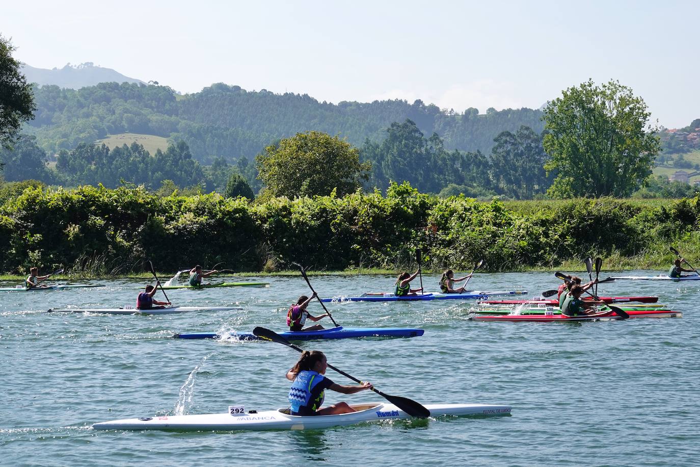 El Sella acoge este fin de semana dos pruebas deportivas. Este sábado se ha disputado el X Mini-Sella, la prueba abierta para las categorías que no pueden participar en el Descenso Internacional del Sella. Además, el domingo será turno para el XXII Descenso Adaptado del Sella con salida en Arriondas y descanso en Llordón