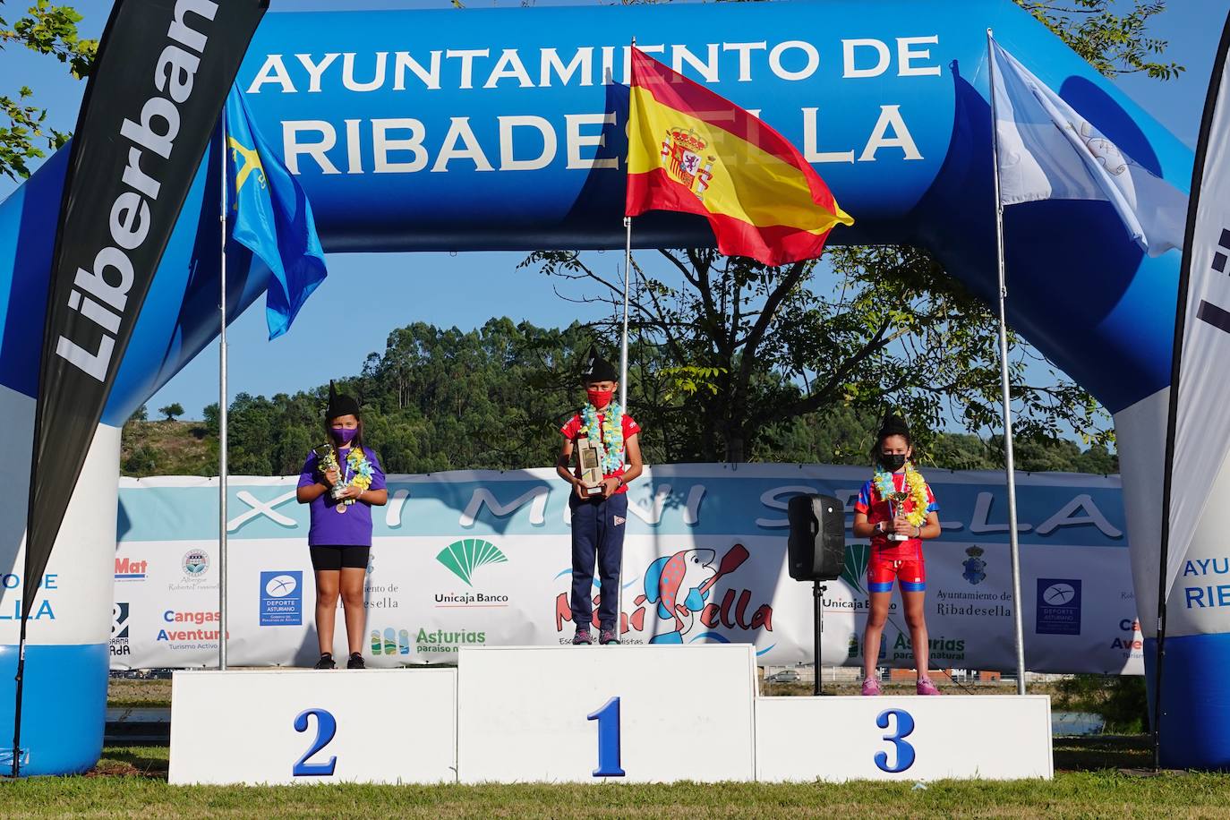 El Sella acoge este fin de semana dos pruebas deportivas. Este sábado se ha disputado el X Mini-Sella, la prueba abierta para las categorías que no pueden participar en el Descenso Internacional del Sella. Además, el domingo será turno para el XXII Descenso Adaptado del Sella con salida en Arriondas y descanso en Llordón