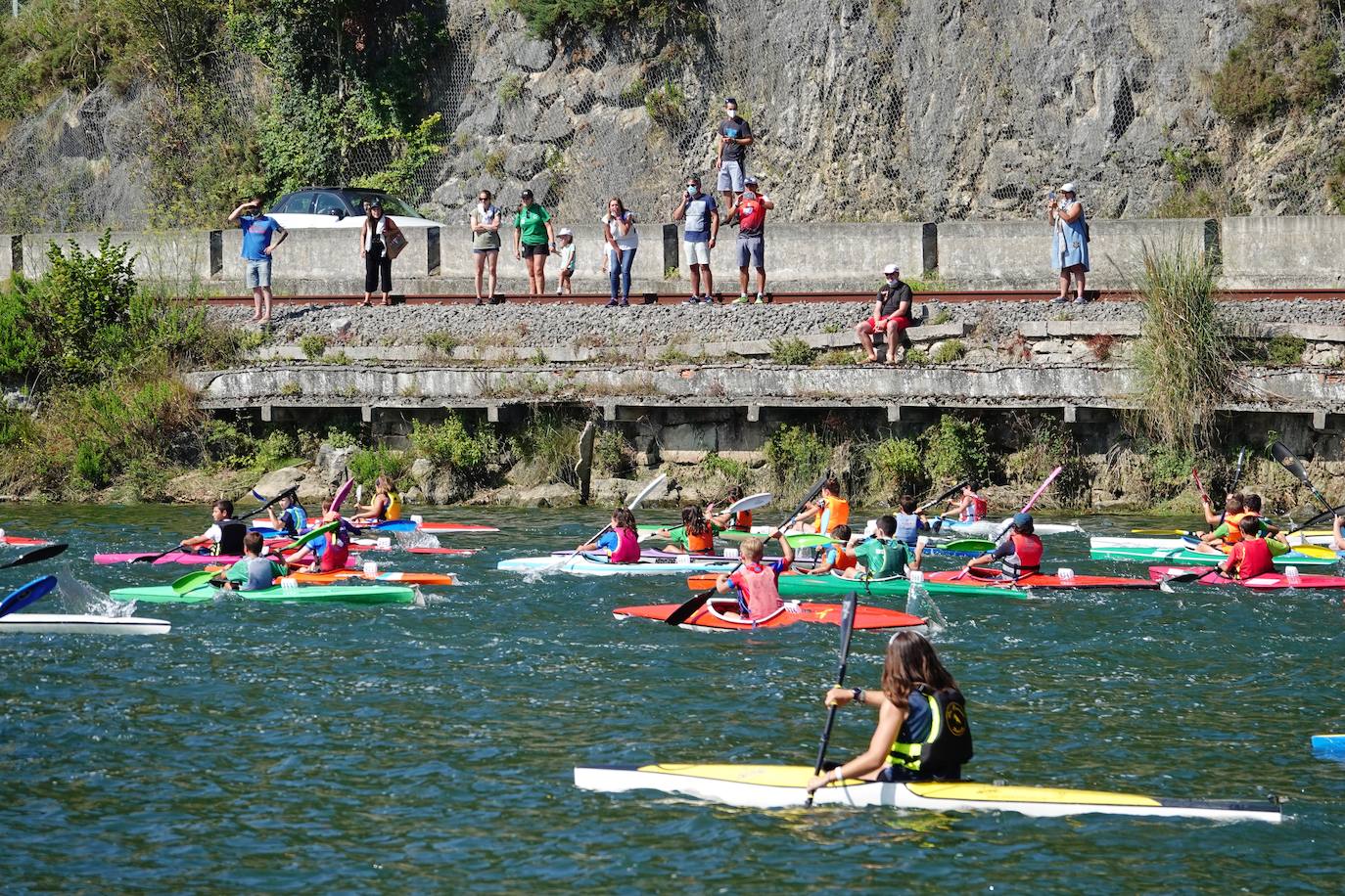 El Sella acoge este fin de semana dos pruebas deportivas. Este sábado se ha disputado el X Mini-Sella, la prueba abierta para las categorías que no pueden participar en el Descenso Internacional del Sella. Además, el domingo será turno para el XXII Descenso Adaptado del Sella con salida en Arriondas y descanso en Llordón