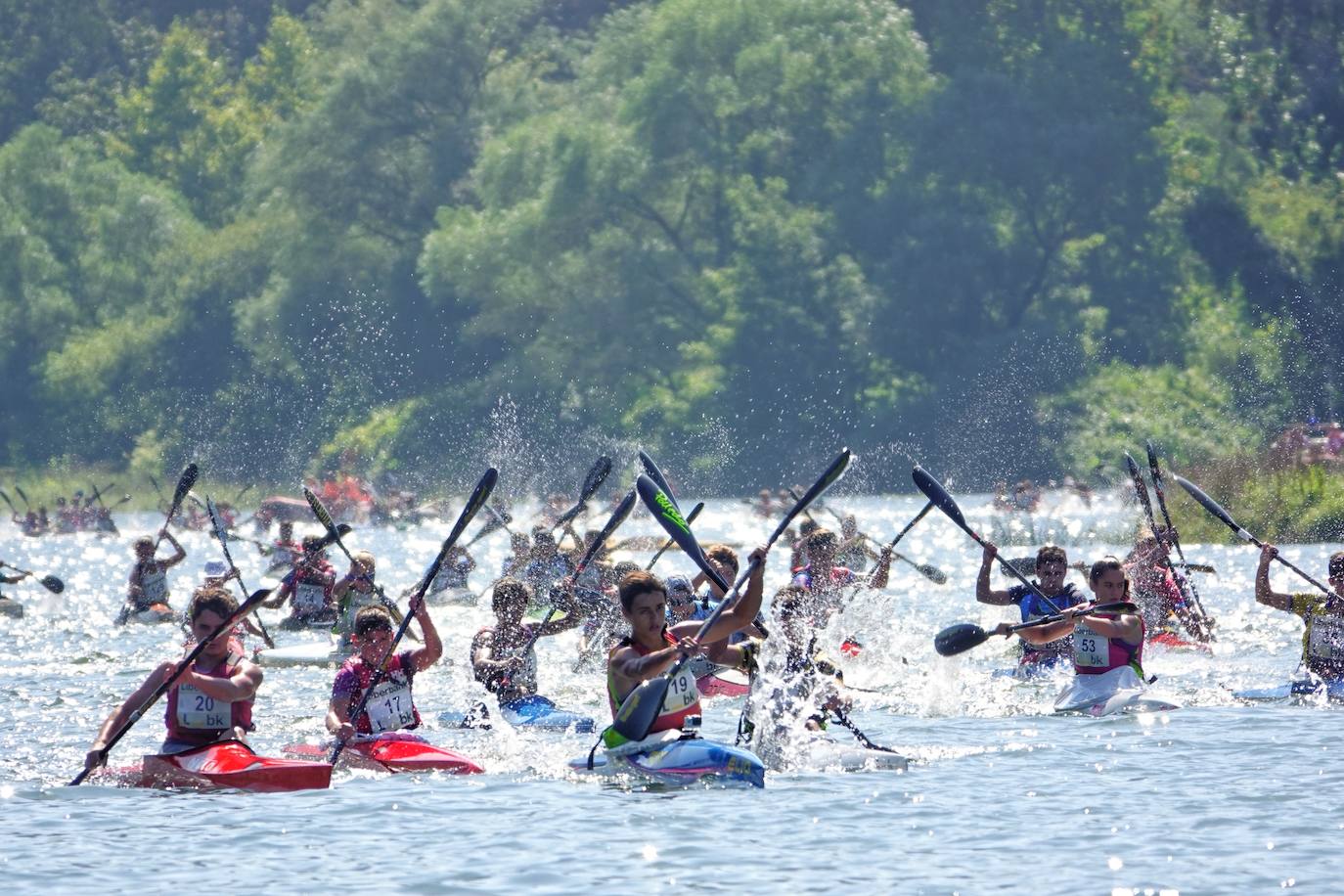 El Sella acoge este fin de semana dos pruebas deportivas. Este sábado se ha disputado el X Mini-Sella, la prueba abierta para las categorías que no pueden participar en el Descenso Internacional del Sella. Además, el domingo será turno para el XXII Descenso Adaptado del Sella con salida en Arriondas y descanso en Llordón