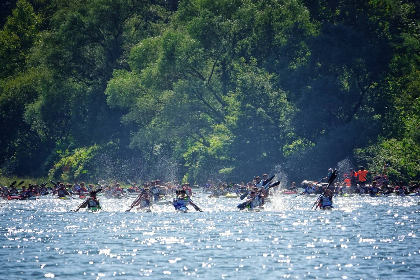 El Sella acoge este fin de semana dos pruebas deportivas. Este sábado se ha disputado el X Mini-Sella, la prueba abierta para las categorías que no pueden participar en el Descenso Internacional del Sella. Además, el domingo será turno para el XXII Descenso Adaptado del Sella con salida en Arriondas y descanso en Llordón