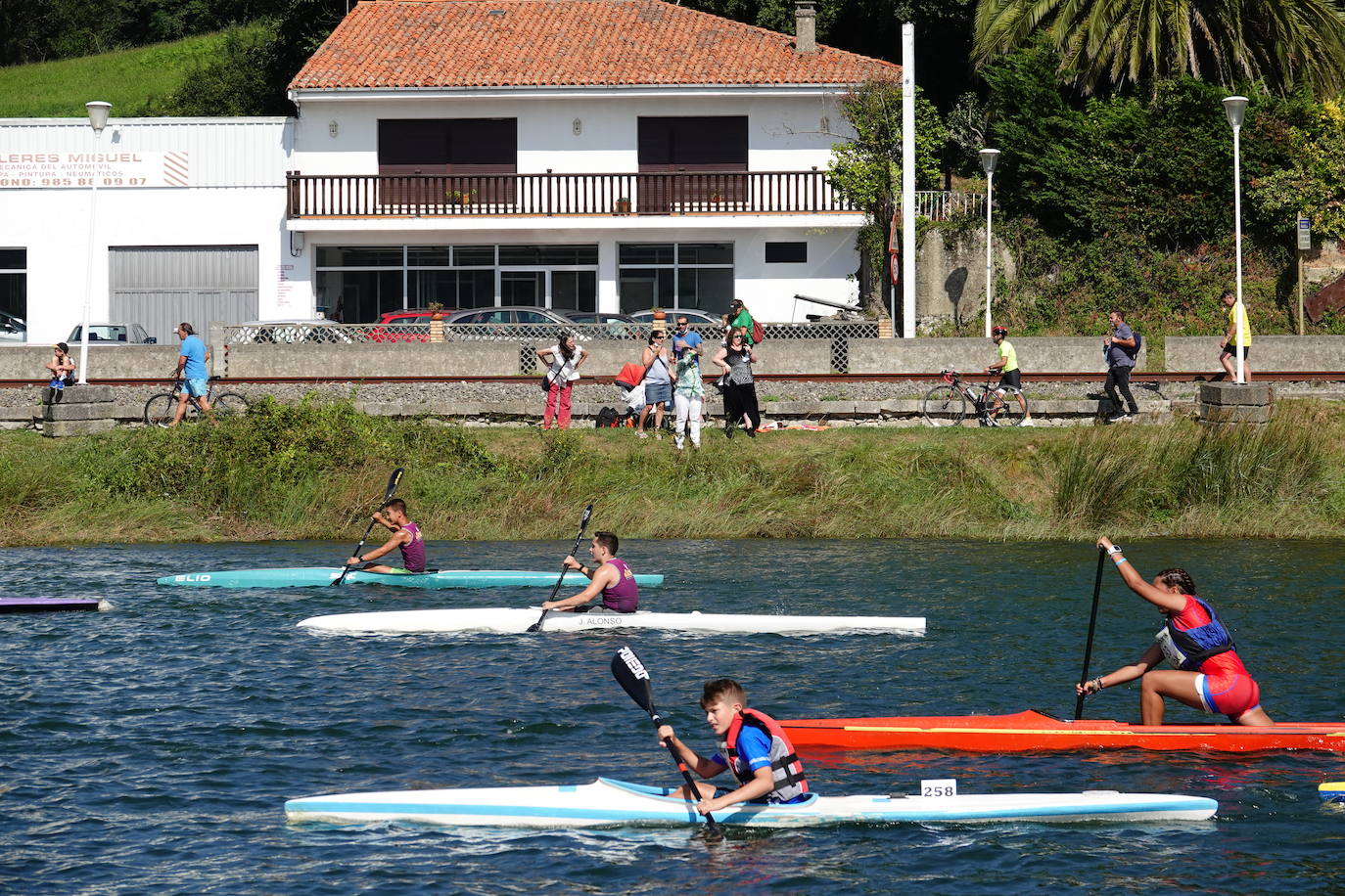 El Sella acoge este fin de semana dos pruebas deportivas. Este sábado se ha disputado el X Mini-Sella, la prueba abierta para las categorías que no pueden participar en el Descenso Internacional del Sella. Además, el domingo será turno para el XXII Descenso Adaptado del Sella con salida en Arriondas y descanso en Llordón